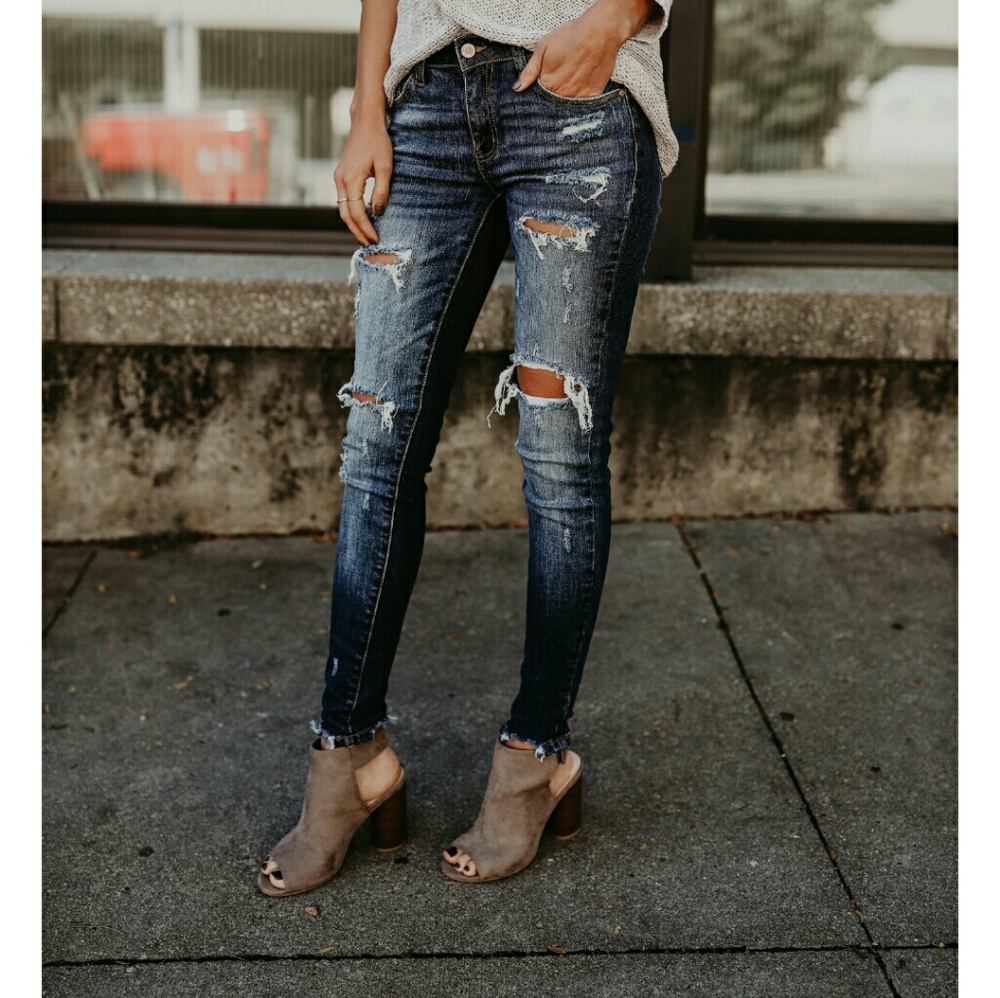 🌟💖FLASH SALE🌟💖Dark Distressed Skinny Jeans - Picture 3 of 7